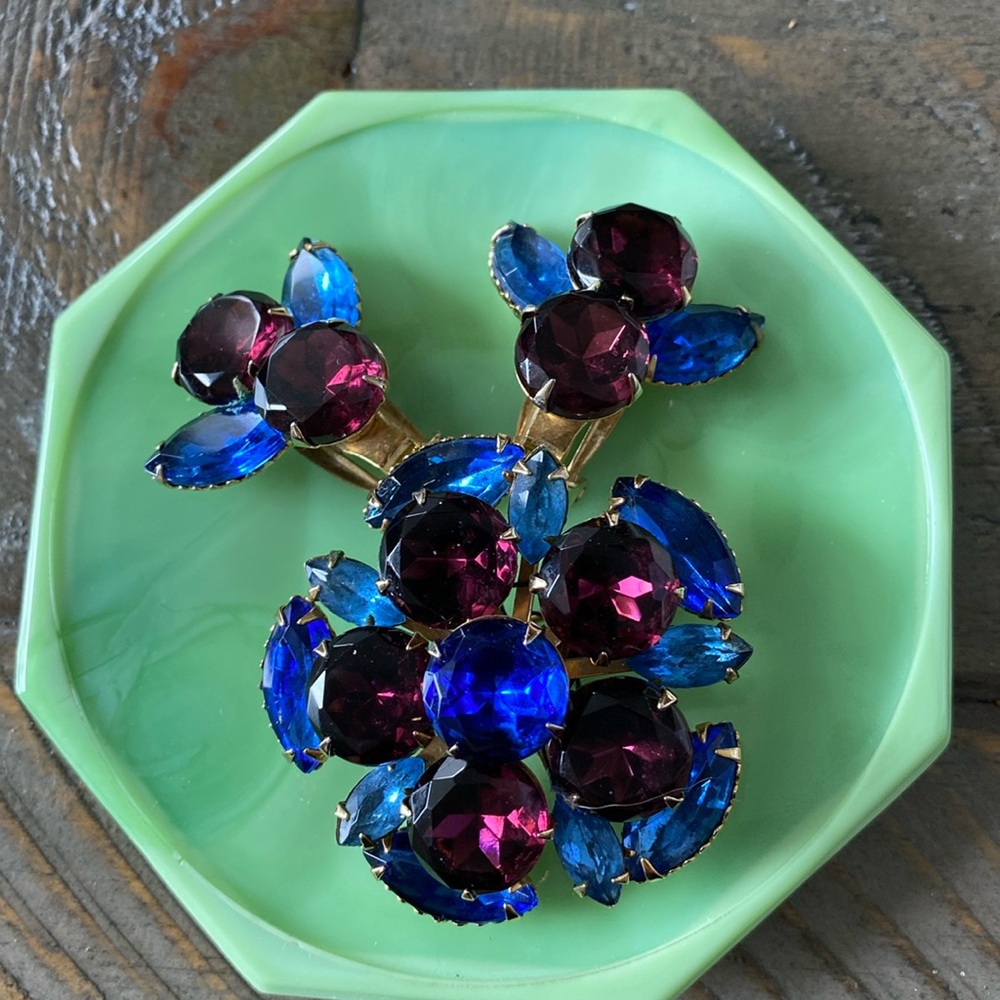 VINTAGE BROOCH AND CLIP EARRINGS